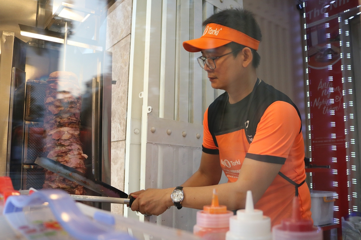 Bỏ quản lý cửa hàng thời trang hàng hiệu, chàng trai khởi nghiệp với xe bánh mỳ - 1