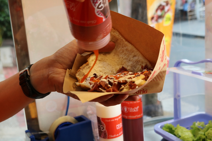 Bỏ quản lý cửa hàng thời trang hàng hiệu, chàng trai khởi nghiệp với xe bánh mỳ - 2