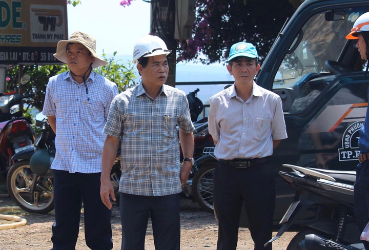 Rừng phòng hộ ở Gia Lai bốc cháy ngùn ngụt, hàng trăm người tham gia chữa cháy - 2