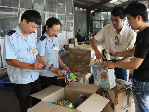 Tạm giữ gần 30 nghìn khẩu trang không rõ nguồn gốc của khách nước ngoài - 1