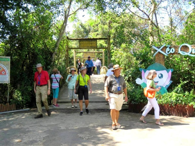 Phòng Covid-19, hai tỉnh miền Tây tạm dừng tiếp nhận du khách nước ngoài - 1