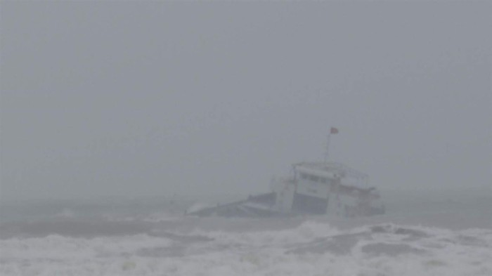 Tàu chở đá vôi gặp nạn ở biển Hà Tĩnh được trục vớt thế nào? - 1