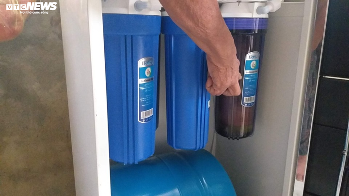 Dân sống cạnh hồ nuôi tôm hôi thối: 'Chúng tôi chịu hết nổi rồi' - 10