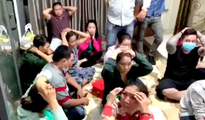 Phá sòng bạc ở TP.HCM, thu giữ 2 khẩu súng - 1