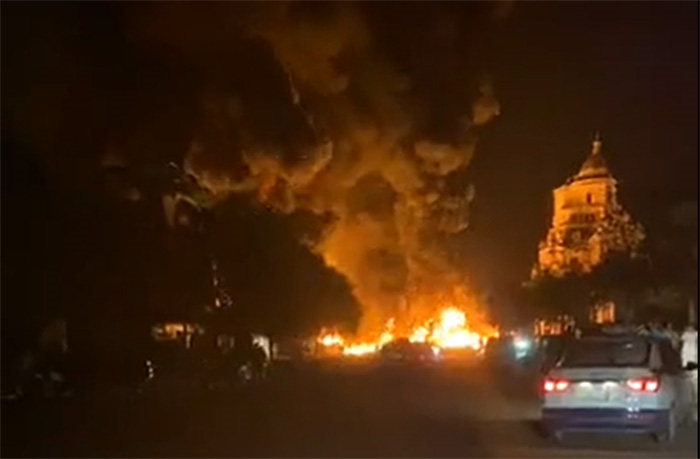 Kho chứa lốp ô tô hơn 1.000m2 ở Quảng Ninh bốc cháy ngùn ngụt - 1