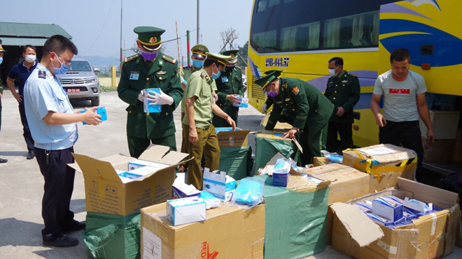 Bắt xe khách vận chuyển trái phép gần 30.000 khẩu trang y tế sang Lào - 1