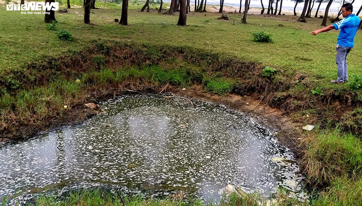 Dân sống cạnh hồ nuôi tôm hôi thối: 'Chúng tôi chịu hết nổi rồi' - 1