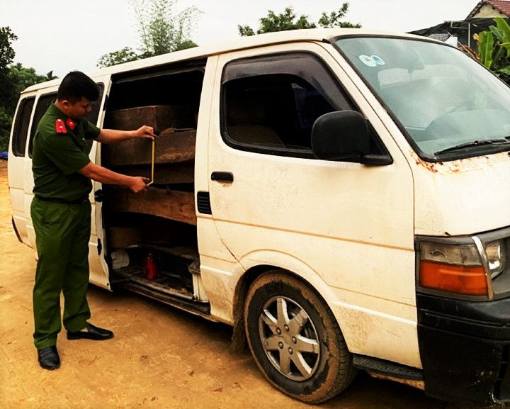 Gắn biển số giả, ô tô chở 23 phách gỗ lậu - 1