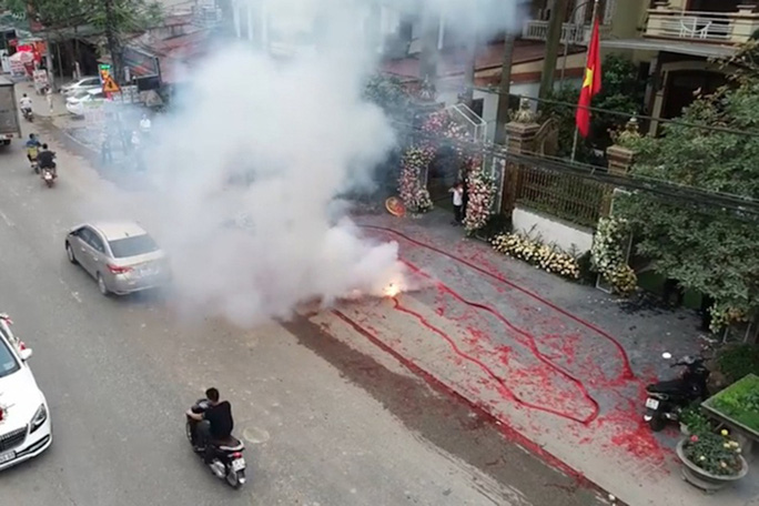 Đốt pháo đỏ đường trong đám cưới ở Sóc Sơn: Khởi tố 2 bị can - 2