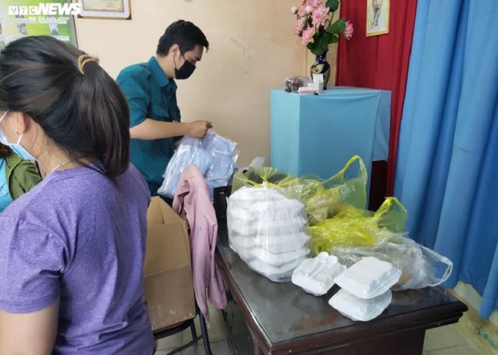 Chuẩn bị cơm hộp, khẩu trang cho hơn 1.000 người trong chung cư bị phong tỏa ở TP.HCM - 6