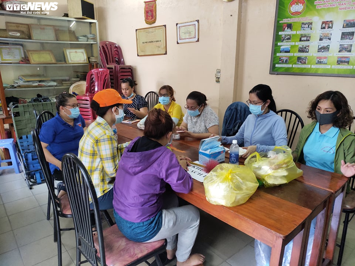 Chuẩn bị cơm hộp, khẩu trang cho hơn 1.000 người trong chung cư bị phong tỏa ở TP.HCM - 5