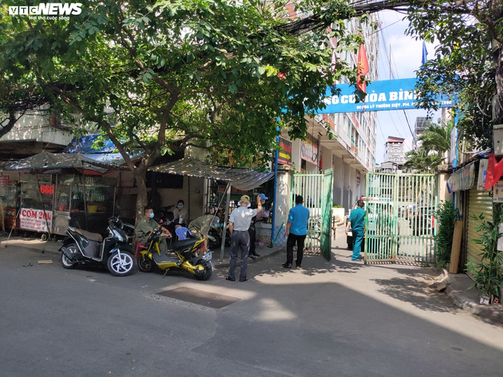 Chuẩn bị cơm hộp, khẩu trang cho hơn 1.000 người trong chung cư bị phong tỏa ở TP.HCM - 3