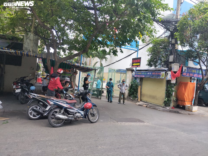 Sức khỏe 3 bệnh nhân nhiễm virus corona ở TP.HCM giờ ra sao? - 1