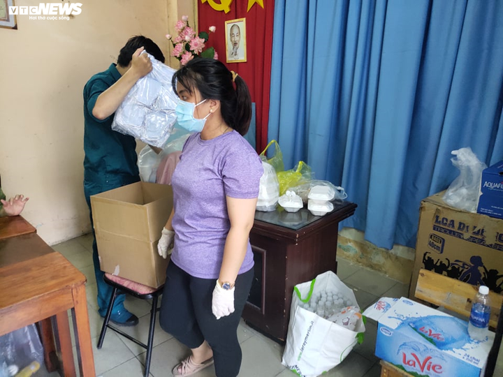 Chuẩn bị cơm hộp, khẩu trang cho hơn 1.000 người trong chung cư bị phong tỏa ở TP.HCM - 4
