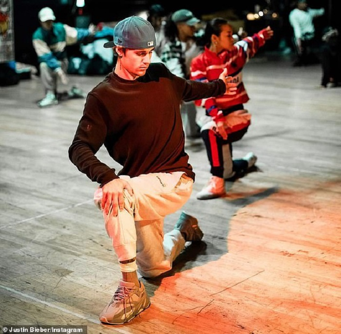 Dịch Covid-19 lan rộng, Justin Bieber đeo khẩu trang đến trung tâm y tế - 2