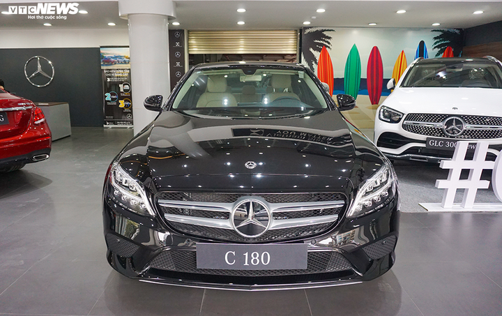 Cận cảnh xe sang Mercedes-Benz C180 được 'bình dân hoá' - 1