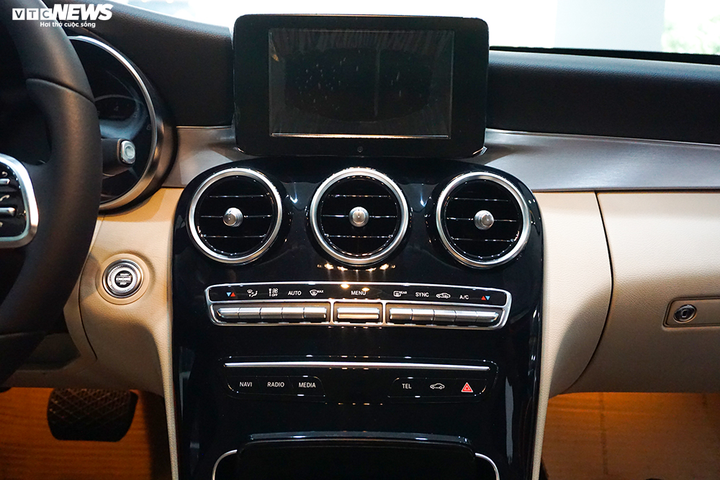 Cận cảnh xe sang Mercedes-Benz C180 được 'bình dân hoá' - 7