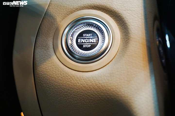 Cận cảnh xe sang Mercedes-Benz C180 được 'bình dân hoá' - 11