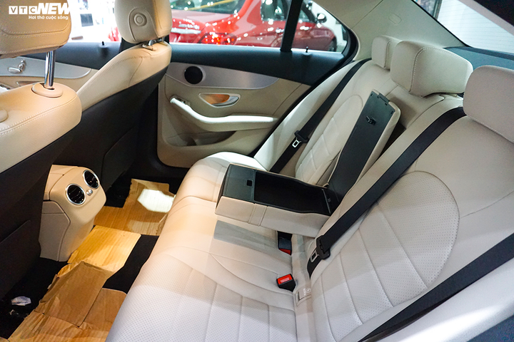 Cận cảnh xe sang Mercedes-Benz C180 được 'bình dân hoá' - 14