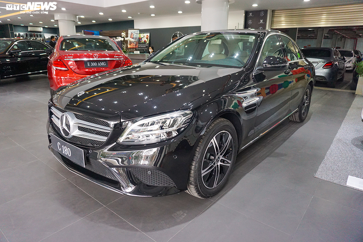 Cận cảnh xe sang Mercedes-Benz C180 được 'bình dân hoá' - 2