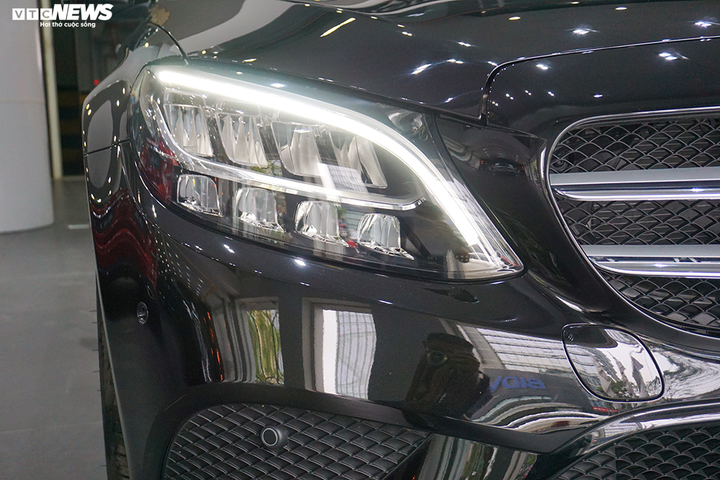 Cận cảnh xe sang Mercedes-Benz C180 được 'bình dân hoá' - 4