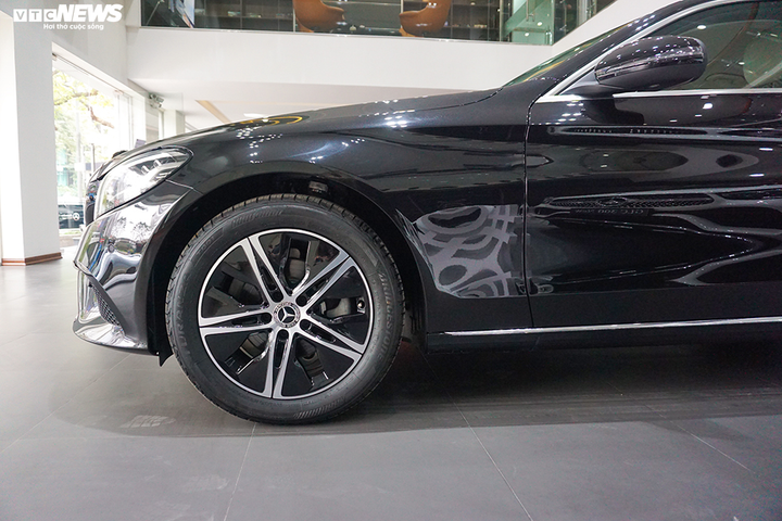 Cận cảnh xe sang Mercedes-Benz C180 được 'bình dân hoá' - 3