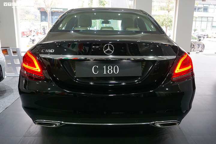 Cận cảnh xe sang Mercedes-Benz C180 được 'bình dân hoá' - 5