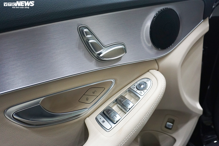 Cận cảnh xe sang Mercedes-Benz C180 được 'bình dân hoá' - 12