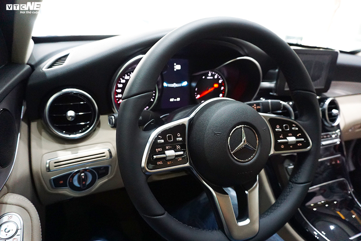 Cận cảnh xe sang Mercedes-Benz C180 được 'bình dân hoá' - 8