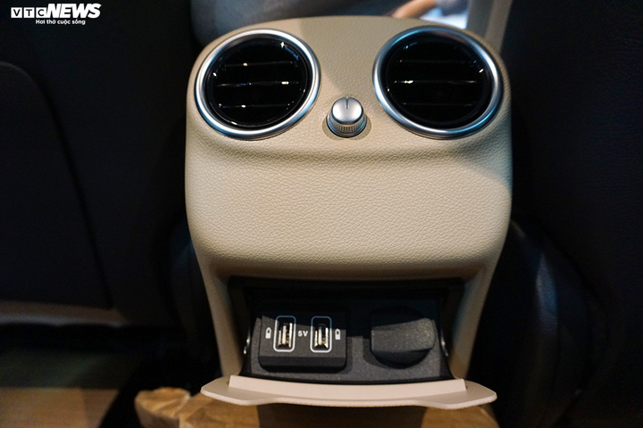 Cận cảnh xe sang Mercedes-Benz C180 được 'bình dân hoá' - 13