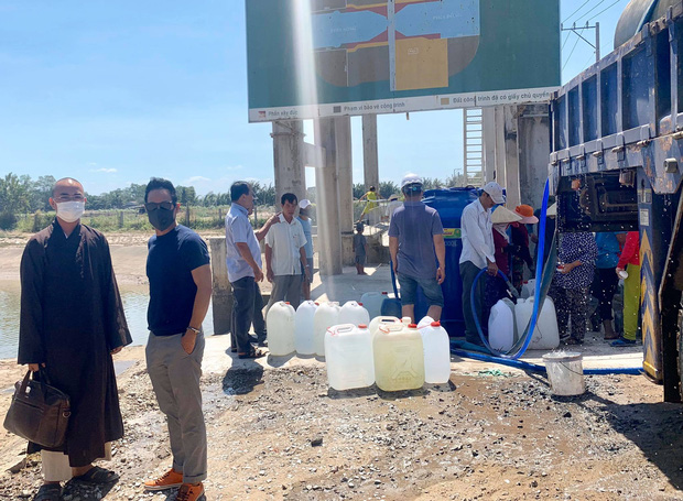 Lý Hải lắp đặt 5 máy lọc nước trị giá 350 triệu đồng giúp dân vượt hạn mặn - 2