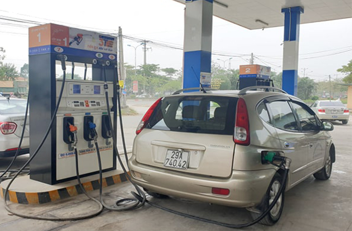 Giá xăng giảm mạnh 2.315 đồng/lít - 1