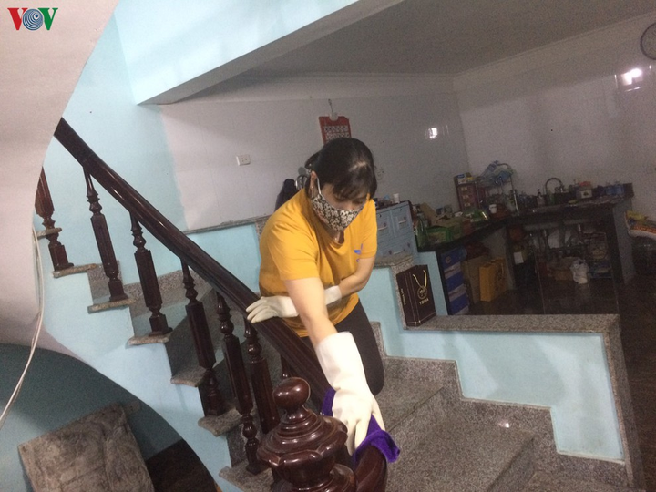 Giáo viên tư thục đi bóc vỏ tôm, lau nhà thuê mùa dịch Covid-19 - 3