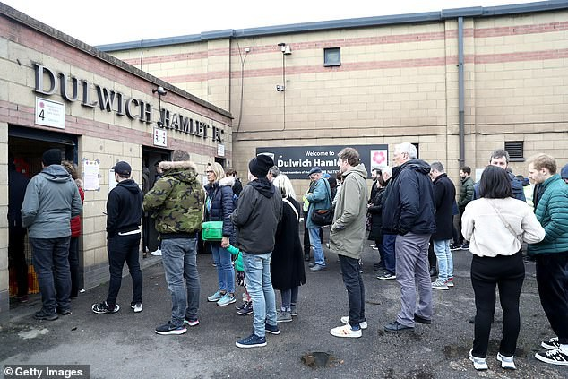 Mặc Covid-19, dân Anh thoải mái đi xem đá bóng, chạy đường dài - 1