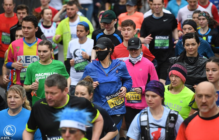 Mặc Covid-19, dân Anh thoải mái đi xem đá bóng, chạy đường dài - 11