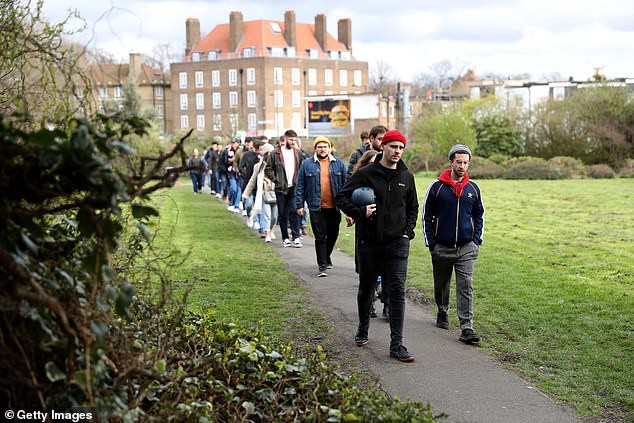 Mặc Covid-19, dân Anh thoải mái đi xem đá bóng, chạy đường dài - 2