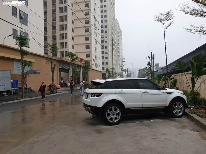 Bốn ô tô tiền tỷ ở Bắc Ninh bị vặt trụi gương sau một đêm - 2