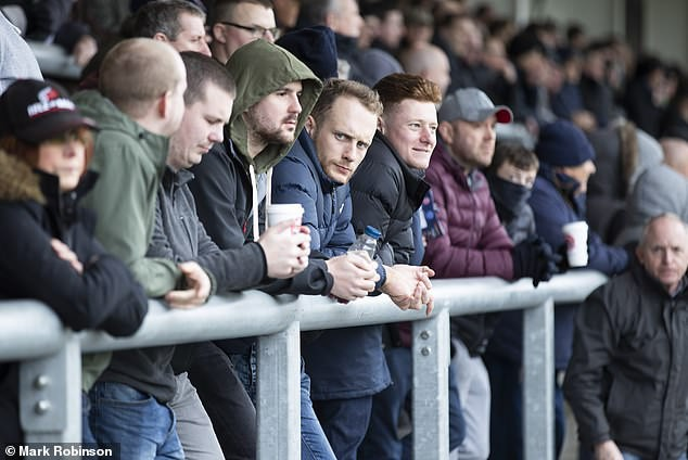 Mặc Covid-19, dân Anh thoải mái đi xem đá bóng, chạy đường dài - 3