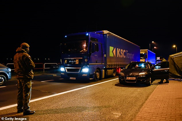 EU định đóng cửa toàn biên giới, cấm người nước ngoài nhập cảnh - 1