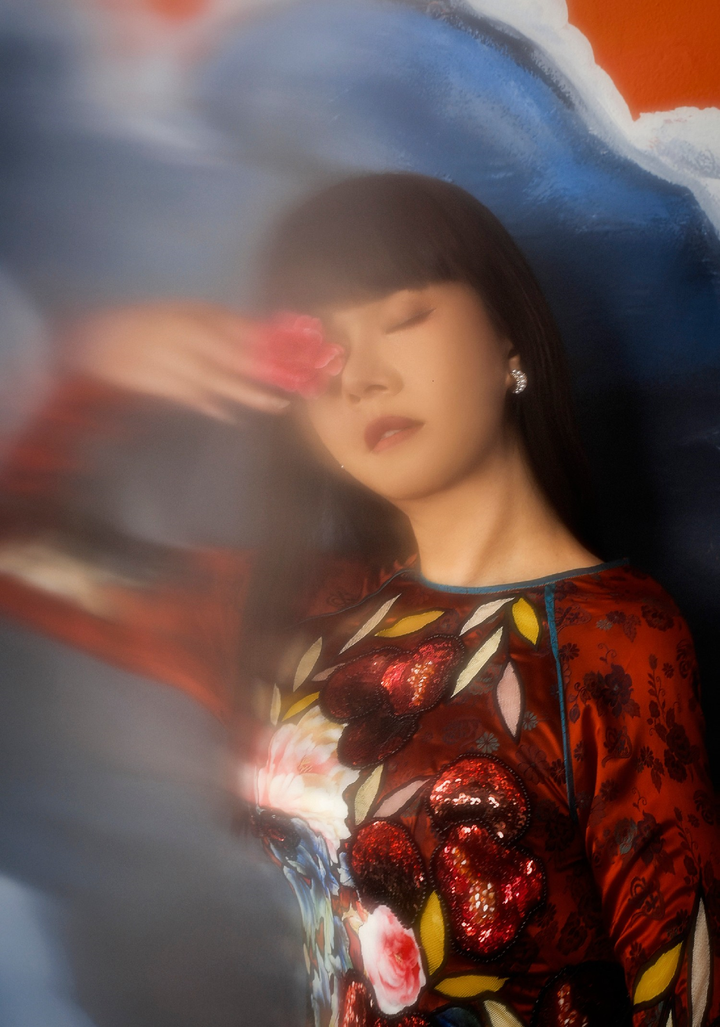 Hoa hậu Hằng Nguyễn chụp ảnh thời trang đậm màu liêu trai - 1