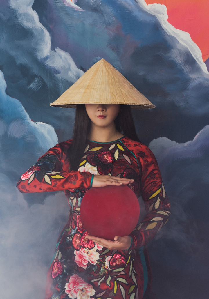 Hoa hậu Hằng Nguyễn chụp ảnh thời trang đậm màu liêu trai - 2