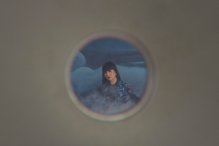 Hoa hậu Hằng Nguyễn chụp ảnh thời trang đậm màu liêu trai - 6