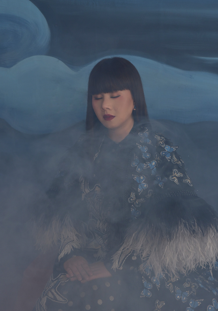 Hoa hậu Hằng Nguyễn chụp ảnh thời trang đậm màu liêu trai - 5