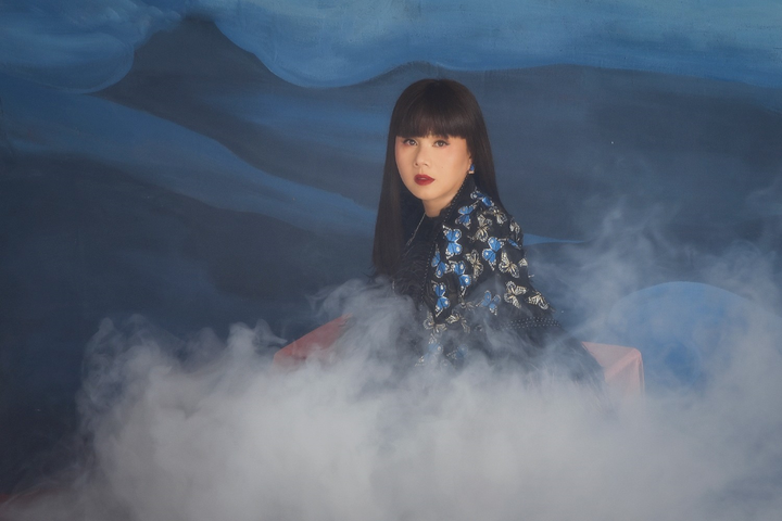 Hoa hậu Hằng Nguyễn chụp ảnh thời trang đậm màu liêu trai - 3