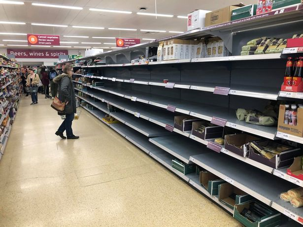 Ảnh: Người Anh 'dọn sạch' siêu thị, mua đồ dự trữ chống dịch Covid-19 - 7