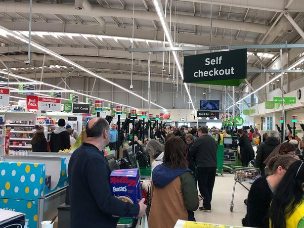 Ảnh: Người Anh 'dọn sạch' siêu thị, mua đồ dự trữ chống dịch Covid-19 - 8