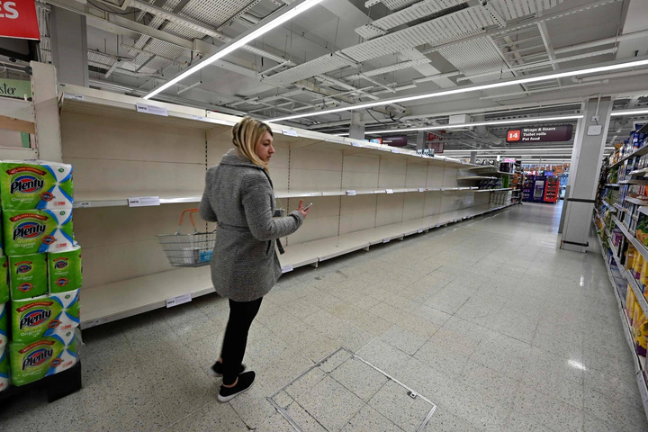 Ảnh: Người Anh 'dọn sạch' siêu thị, mua đồ dự trữ chống dịch Covid-19 - 6