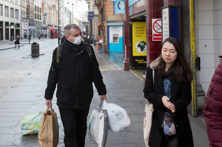 Ảnh: Người Anh 'dọn sạch' siêu thị, mua đồ dự trữ chống dịch Covid-19 - 10