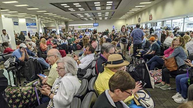 Chờ sàng lọc virus corona, dân Mỹ về nước ‘kẹt cứng’ ở sân bay - 1