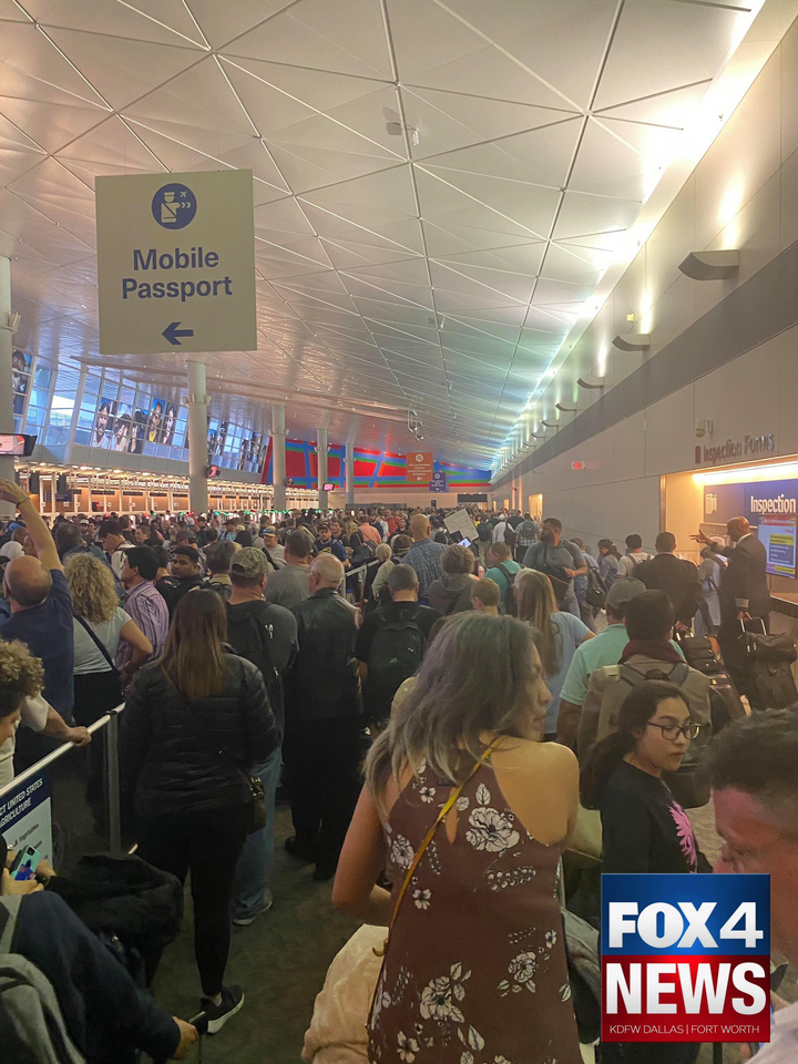 Chờ sàng lọc virus corona, dân Mỹ về nước ‘kẹt cứng’ ở sân bay - 3